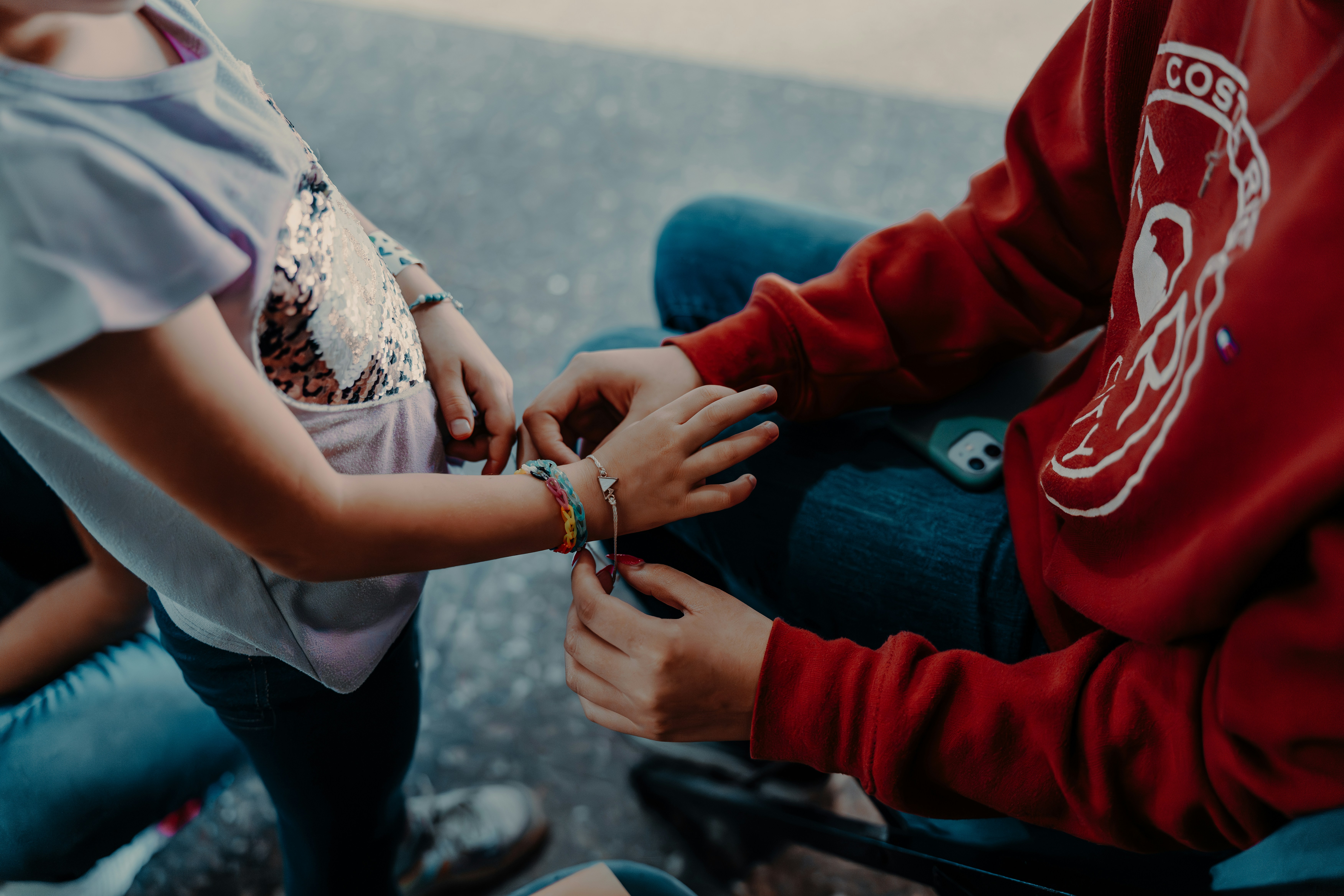 Professionele samenwerking — mensen aan tafel in gesprek